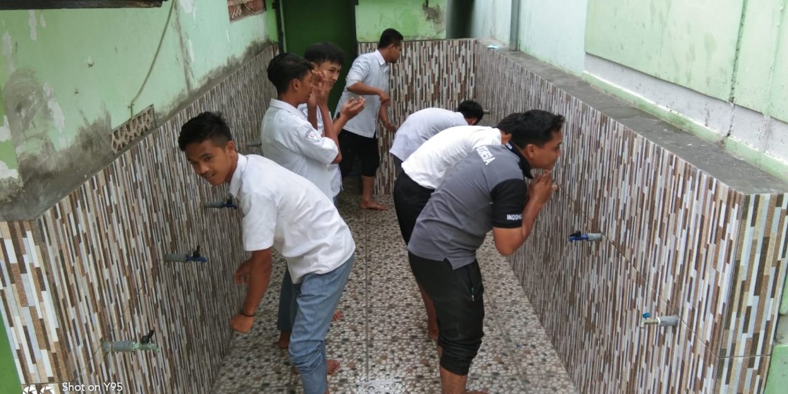 Perbaiki Tempat Wudhu, OSIM MAN 1 Rembang Gunakan Infak Jumat