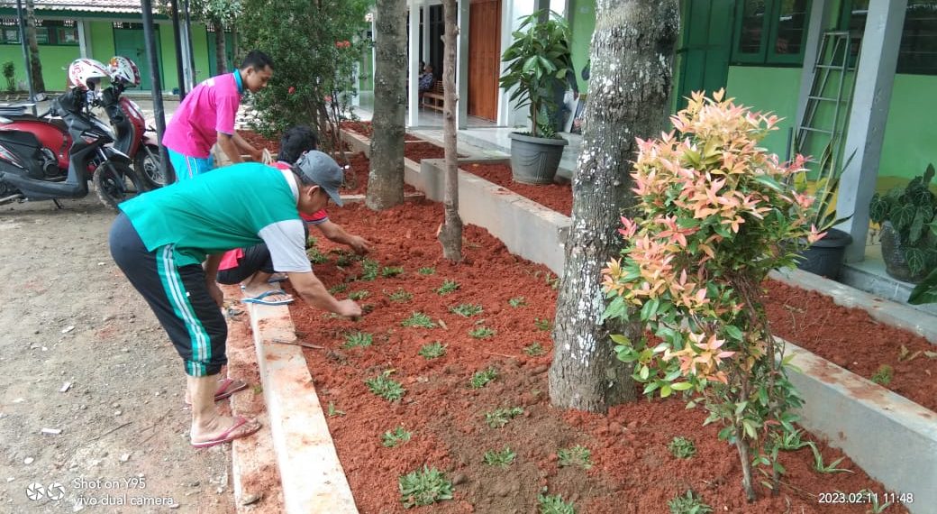 Percantik Taman, MAN 1 Rembang Terus Berbenah