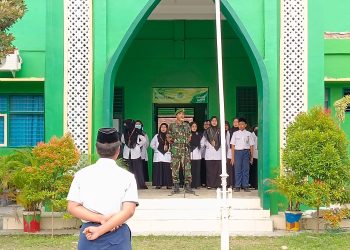 Danramil Bina Siswa MTsN 1 Rembang pada Upacara Senin