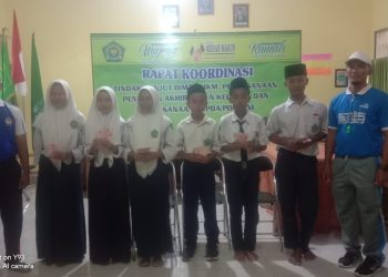 Siswa MTsN 2 Rembang Terima Santunan Tiara Tour