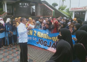 Siswa MTs Negeri 2 Rembang Wisata Alam Kunjungi Sisa Erupsi Merapi