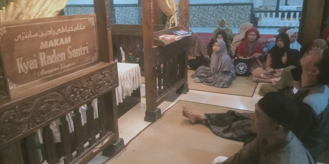 Tingkatkan Karakter spiritual, MTs Negeri 2 Rembang  Ajak Siswa Wisata Religi