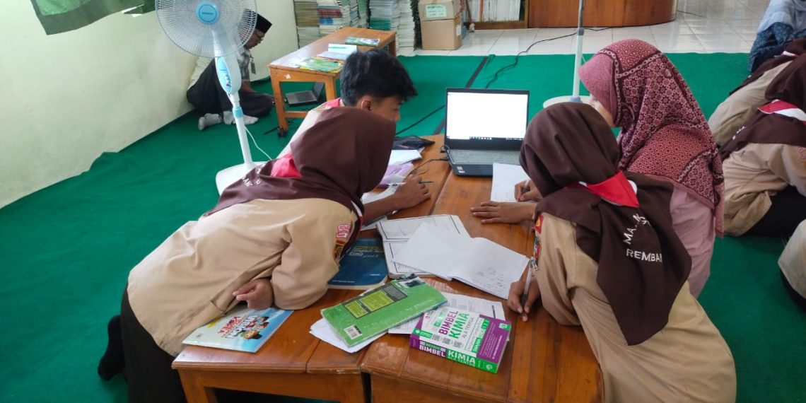 Bidang kimia sedang bimbingan di perpustakaan (foto: Tim P4M)