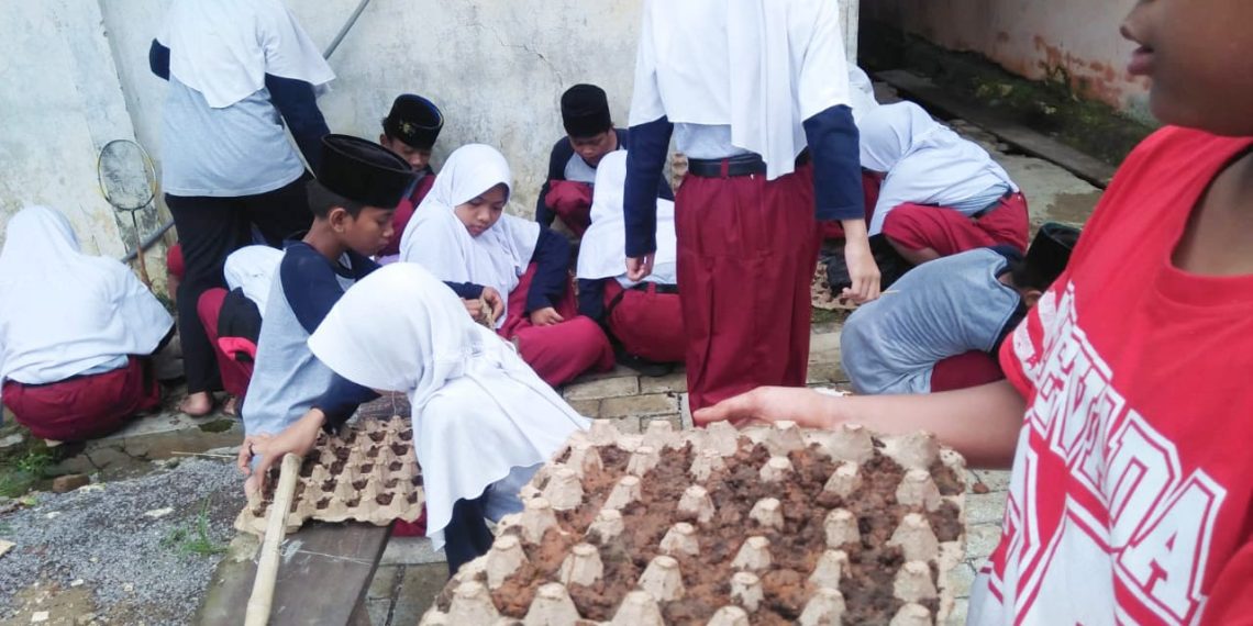 Kreatif, Siswa MIN 1 Rembang Manfaatkan Wadah Telur untuk Tanam Benih