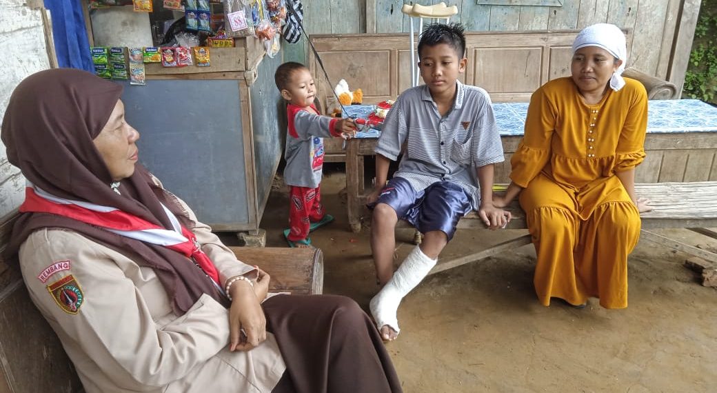 Guru MTsN 2 Rembang Kunjungi Siswi yang Terkena Musibah