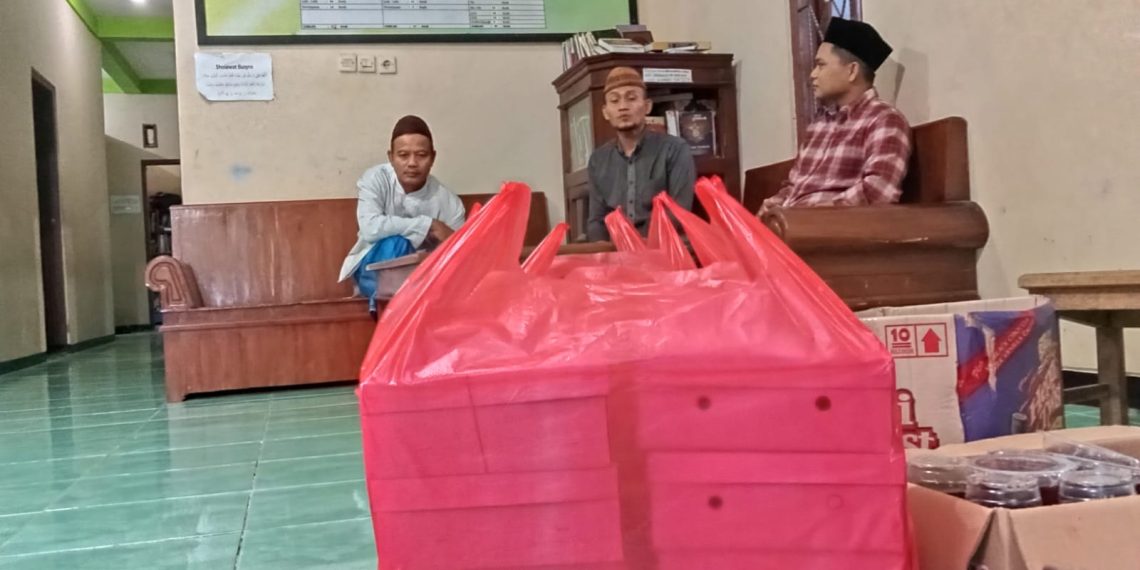 Pengurus OSIM MAN 1 Rembang Bagikan Takjil Untuk Anak Panti Darul Falah