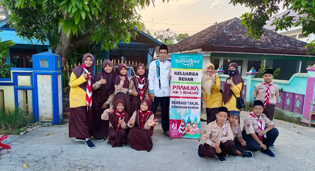 Siswa MIN 1 Rembang Berbagi Takjil Bagi Pengguna Jalan