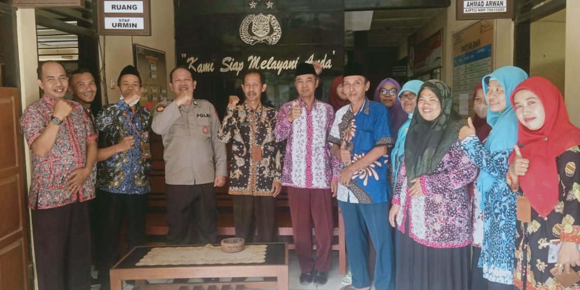 Guru MTs Negeri 2 Rembang Kunjungi Polsek untuk Bersilaturahmi