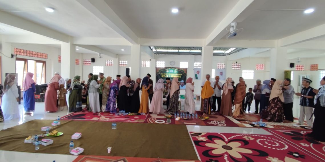 MTsN 1 Rembang Gelar Halal bi Halal