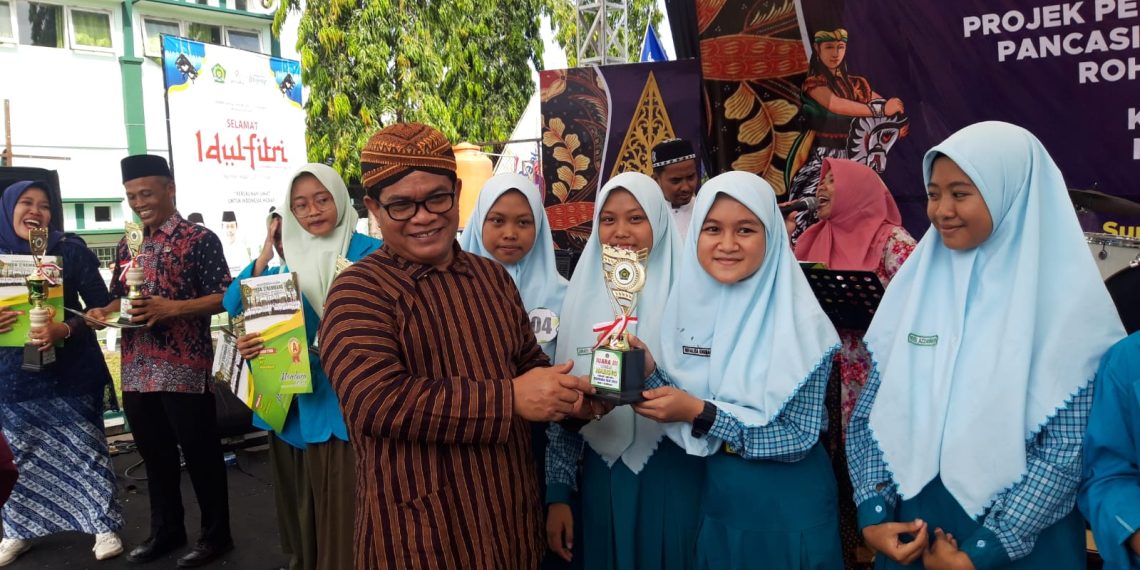 Delegasi MTs Negeri 1 Rembang meraih Juara 3 Lomba Mading di Mandura Fair 2023