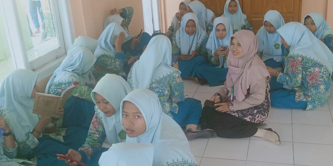 Siswa MTsN 2 Rembang Ikuti Webinar Makin Cakap Digital 2023