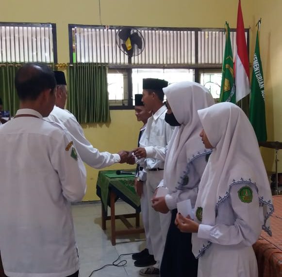 41 Siswa MTsN 2 Rembang Terima Bantuan Baznas