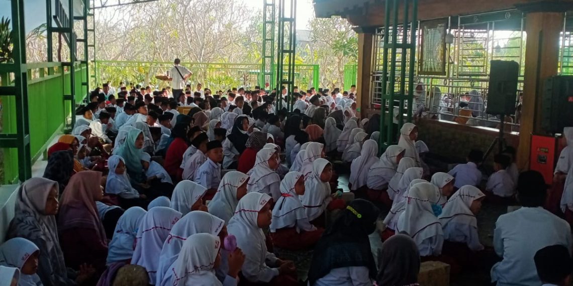 Ratusan Siswa MIN 1 Rembang Ikuti Haul Masyayekh Sedan