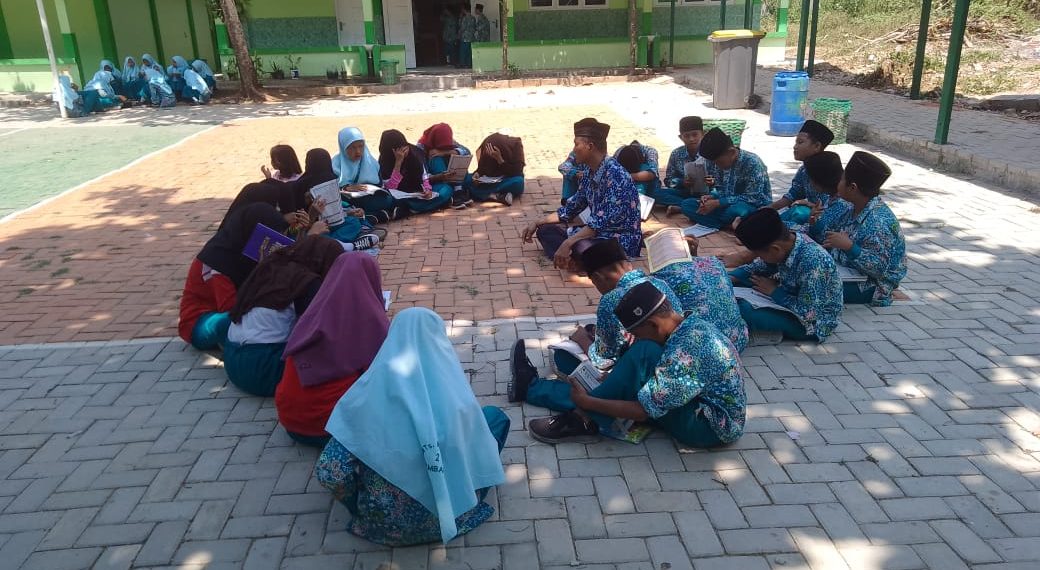 Guru Bahasa Arab MTs Negeri 2 Rembang Terapkan Metode Bernyanyi dalam KBM