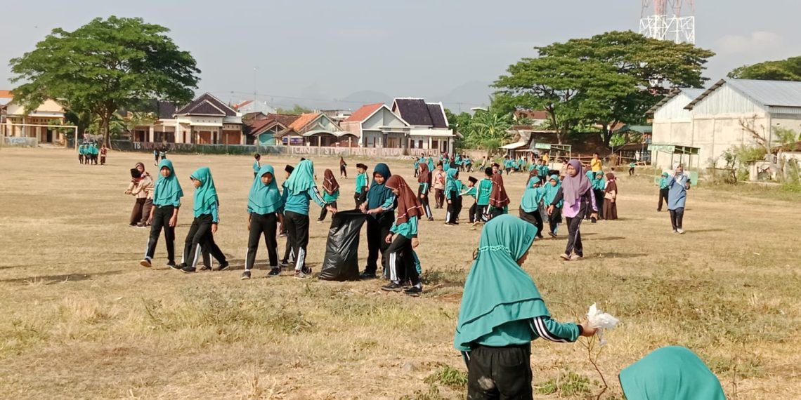 Gelar Cleanup Day, MIN 1 Rembang Gandeng Pemerintah Desa