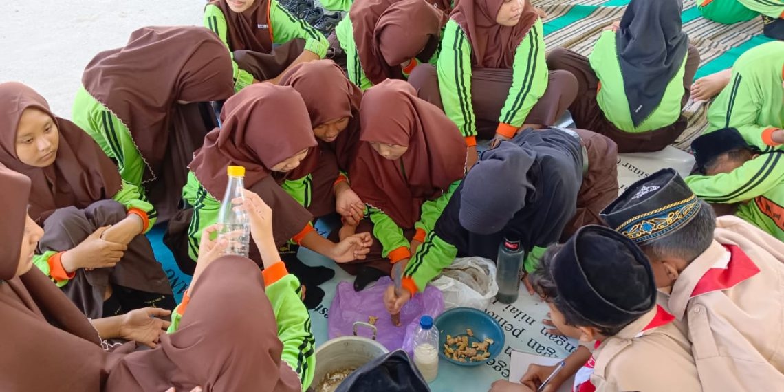 Implementasi P5 P2RA, Siswa MTsN 1 Rembang Membuat Jamu