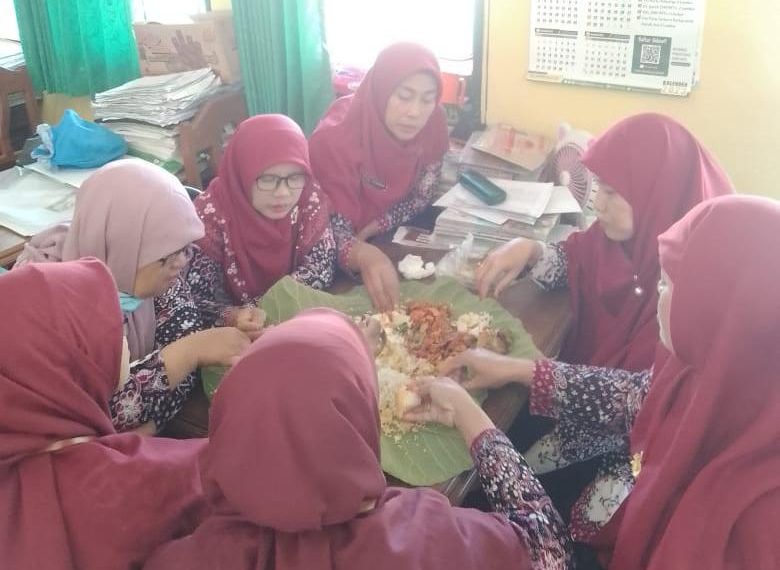 Ini Keasyikan Guru MTsN 2 Rembang Sarapan Beralaskan Daun Jati