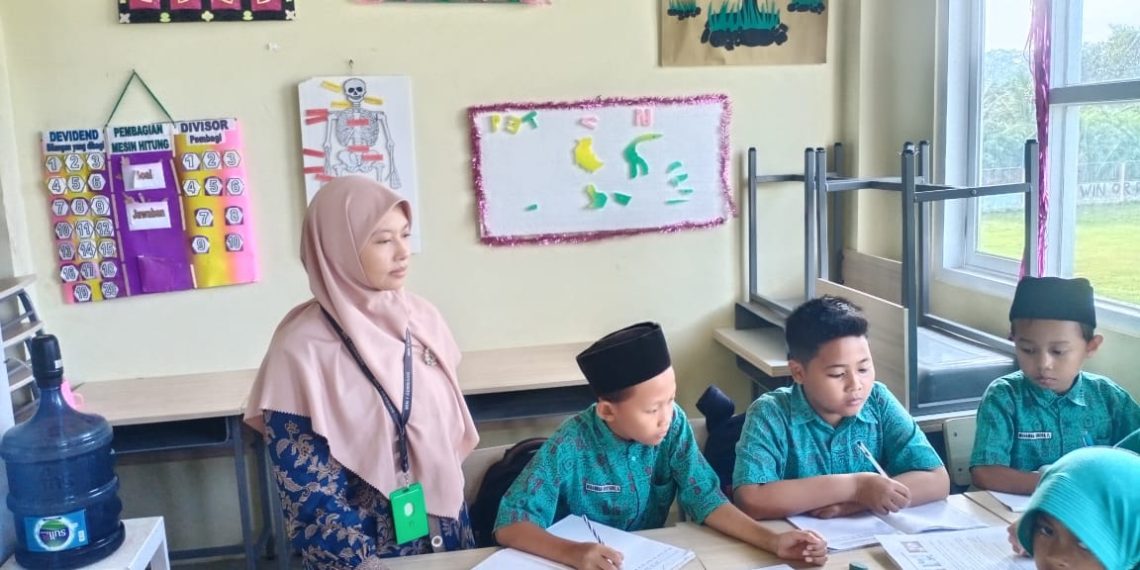 Siti Mas’udah, Guru MIN 1 Rembang yang Gencar Fokuskan Literasi Numerasi