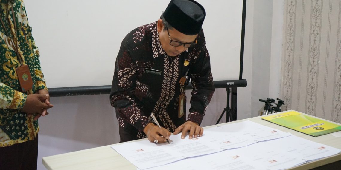 Kemenag Rembang Serahkan Hibah kepada 3 Lembaga Pendidikan