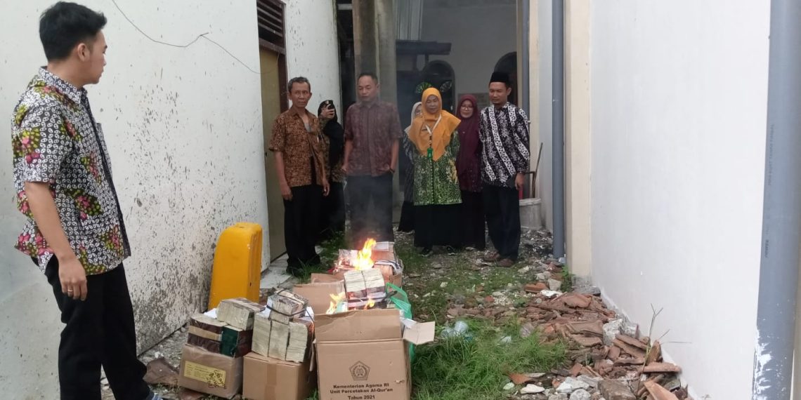 Kemenag Rembang Musnahkan 4.709 Buku dan Duplikat Nikah