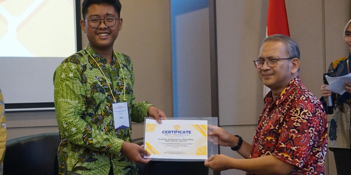 Ja’far Shodiq Hibatullah, Siswa MAS Riyadlotut Tholabah Sedan Sabet Presenter Terbaik di Simposium Jurnal Social Welfare Universitas Indonesia