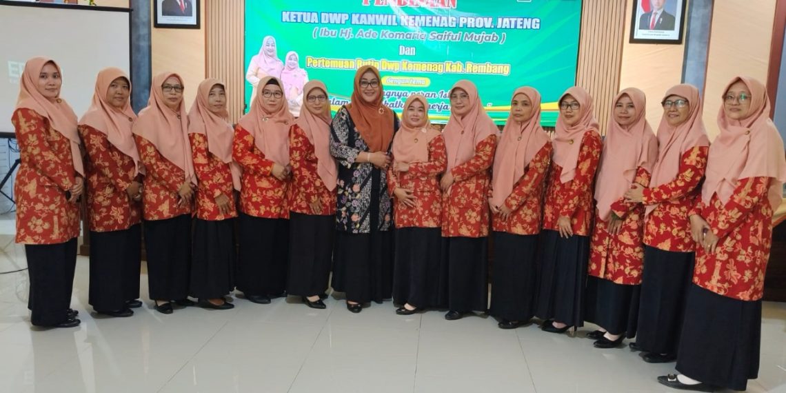Ketua DWP Kanwil Kemenag Jateng, Hj. Ade Komaria Bina Anggota DWP Kemenag Rembang