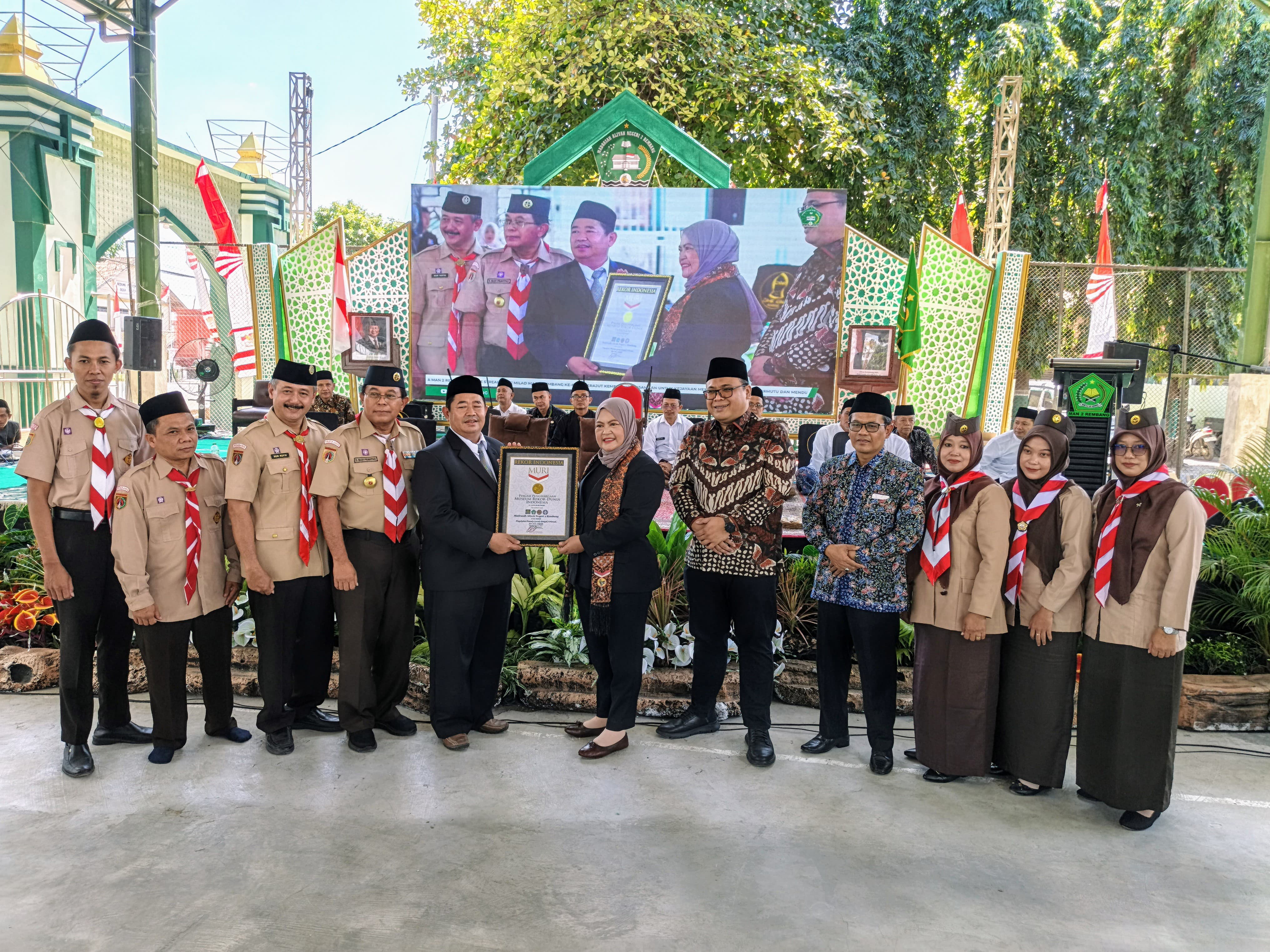 MAN 2 Rembang Pecahkan Rekor MURI,  Pengukuhan Pramuka Garuda Terbanyak se-Indonesia