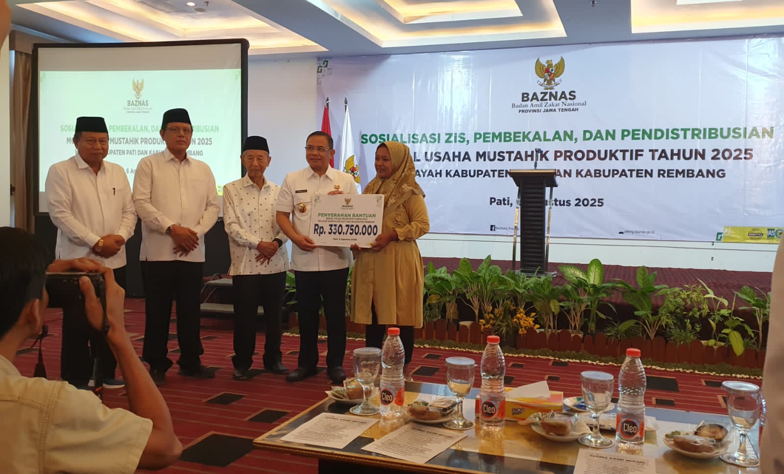 Perkuat Ekonomi Masyarakat, Baznas Salurkan Bantuan kepada Pelaku Usaha Kecil