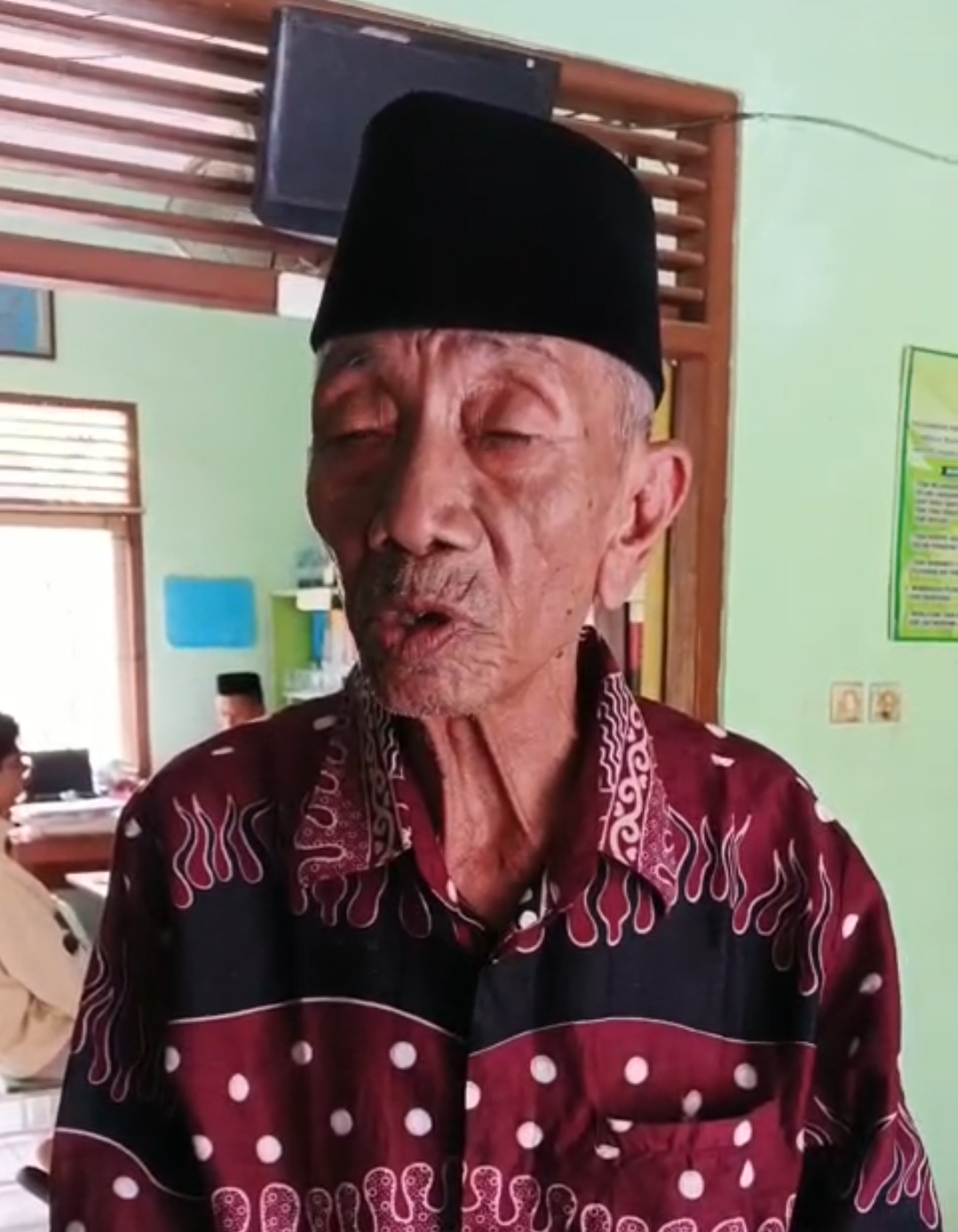 Kakek Ini Urus Buku Nikahnya yang Rusak, Buat Apa Ya?