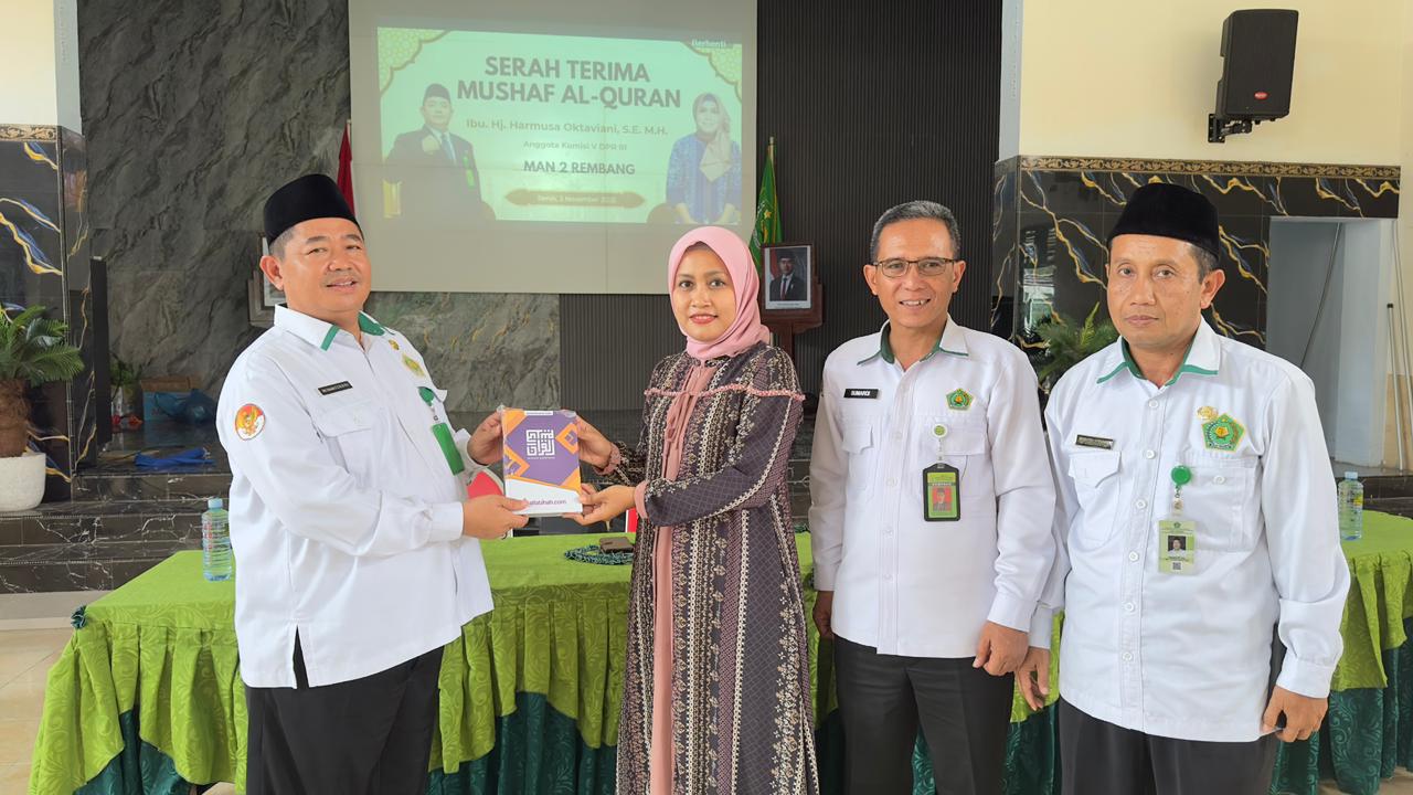 MAN 2 Rembang Terima  Wakaf 473 Al-Qur’an dari Harmusa Oktaviani
