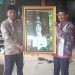 Kepala MTsN 2 Rembang Serahkan Lukisan Cermin kepada Bupati